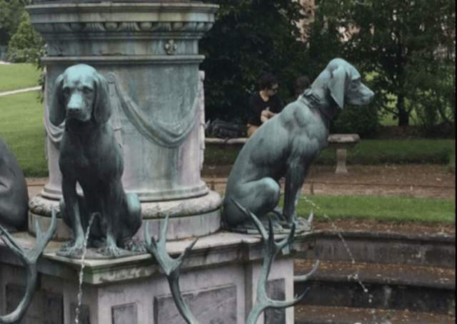 Этот скульптор явно никогда не видел настоящей собаки