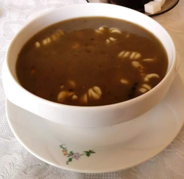 Чернина — суп из утиной крови. Его в Польше традиционно подают холостяку родители девушки, не желающие, чтобы он на ней женился