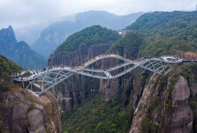 Мост Жуйи — пешеходный мост в Китае