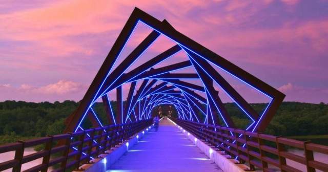 Красивунный мост Хай Тресл Трейл в Айове, США