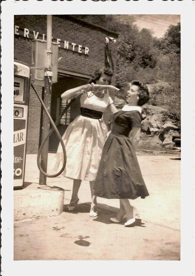 Мои тёти развлекаются в 1950-х