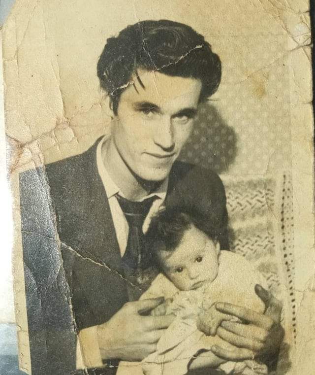 Сегодня я впервые увидел фотографию своего дедушки. Вот он с моей тётей в начале 1960-х