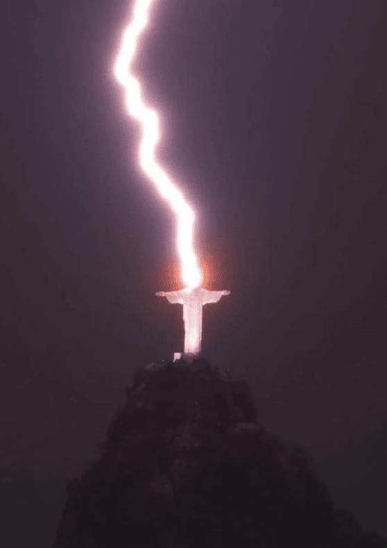 Молния ударила в статую Христа-Искупителя в Рио-де-Жанейро