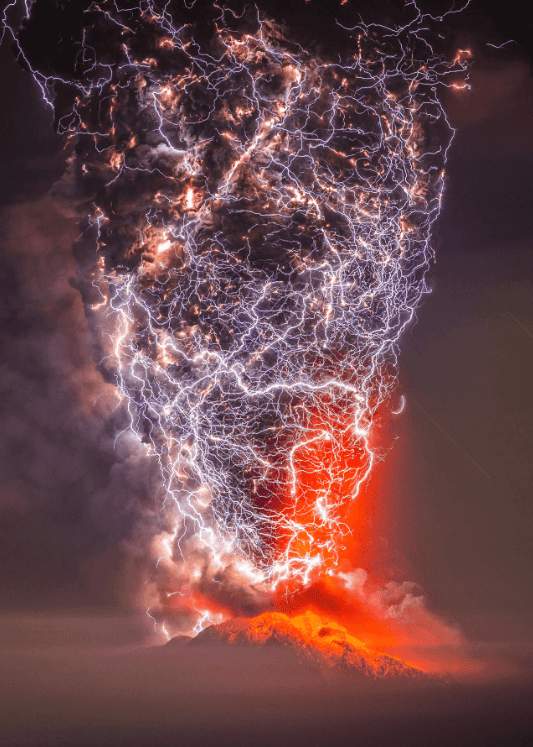 Фотография удара молнии в извергающийся вулкан