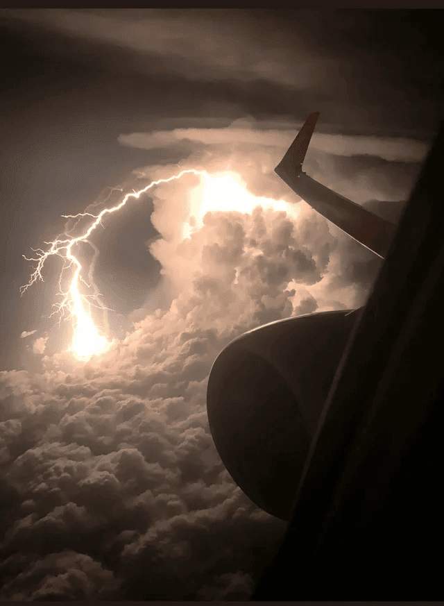 Вид на грозу из окна самолёта