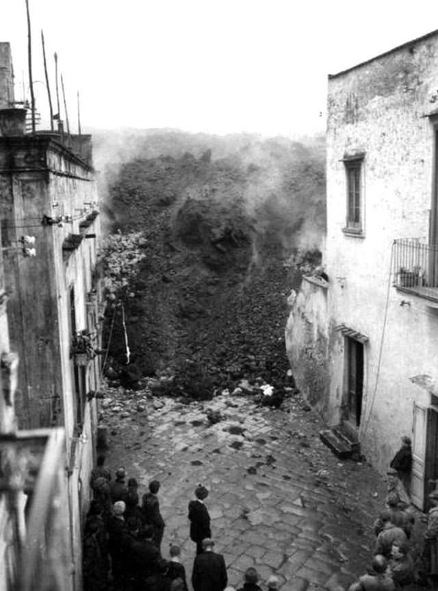 Поток лавы, охвативший деревню к западу от Везувия, 1944 год.