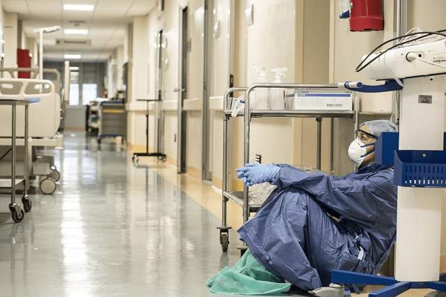 Врач во время пандемии Covid-19 в больнице Сан-Сальваторе в Пезаро, Италия, 2020 год, 2 место