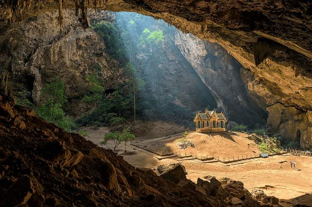 Королевский павильон в пещере Прайя Накхон в национальном парке Као Сам Рой Йот, 2017 год, 2 место