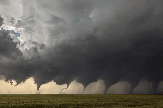 Эволюция торнадо: композиция из восьми изображений, снятых последовательно во время образования торнадо в Канзасе, 2018 год, 1 место