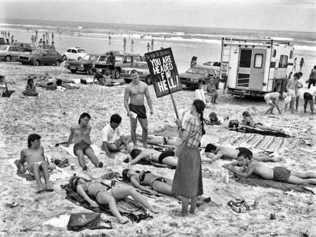 &quot;Вы последуете в Ад&quot; - пуританский пикет против слишком открытых купальников на пляже. США, 1985 год.