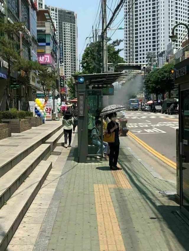 Автобусная остановка в Корее, которая распыляет туман, чтобы не было жарко