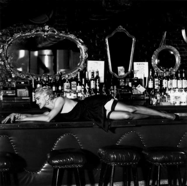 Мадонна на барной стойке