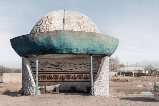 Остановка из Кыргызстана в виде традиционного головного убора Ак-калпак