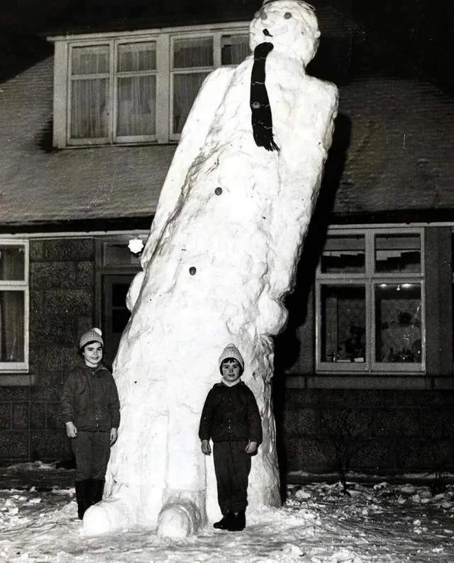 Мальчики слепили снеговика ростом более 5 метров