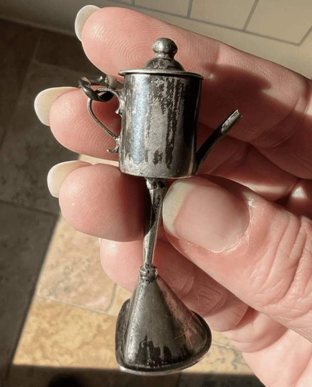 Что это за странный предмет, похожий на чайник на длинной ножке?
