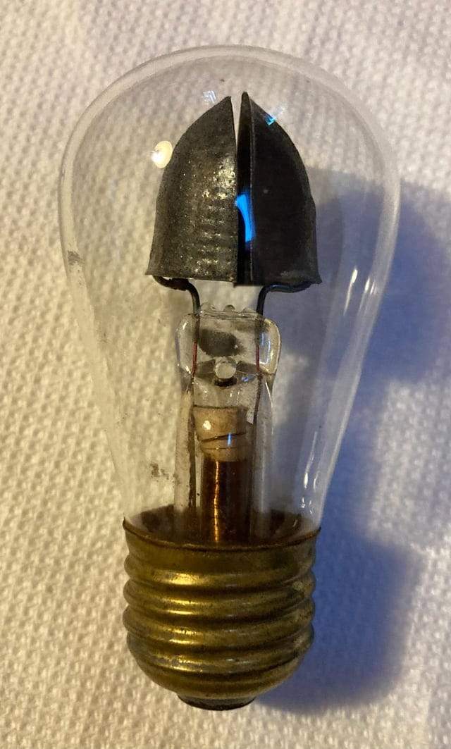 Странно выглядящая лампочка, найденная на чердаке моей семейной хижины (около 1930-х годов)