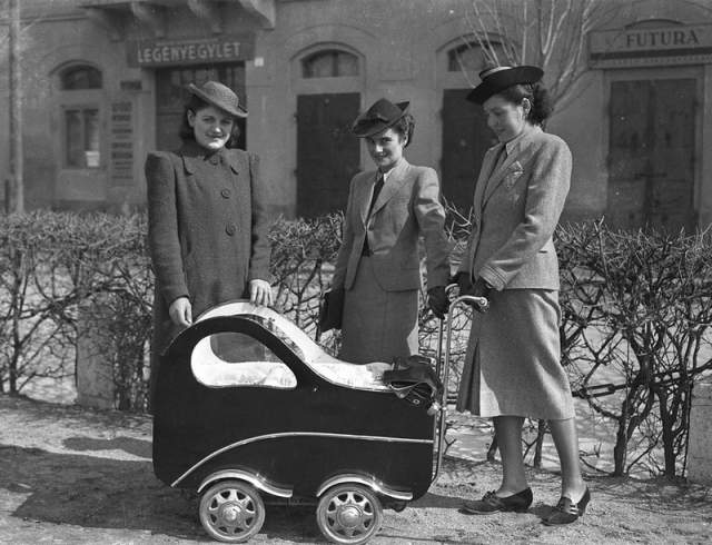 Детская коляска в виде машинки, Венгрия, 1939 год