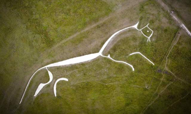 Уффингтонская белая лошадь в Англии — это доисторическая фигура из мела на холме, датируемая 1000 годом до нашей эры
