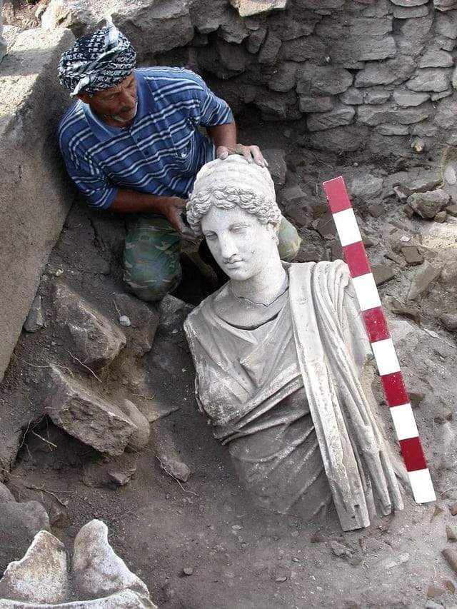 Момент обнаружения статуи Гестии в 2017 году в руинах Айгаи в Турции
