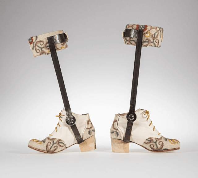 Ботинки из кожи от дизайнера Элизабет Торсен
