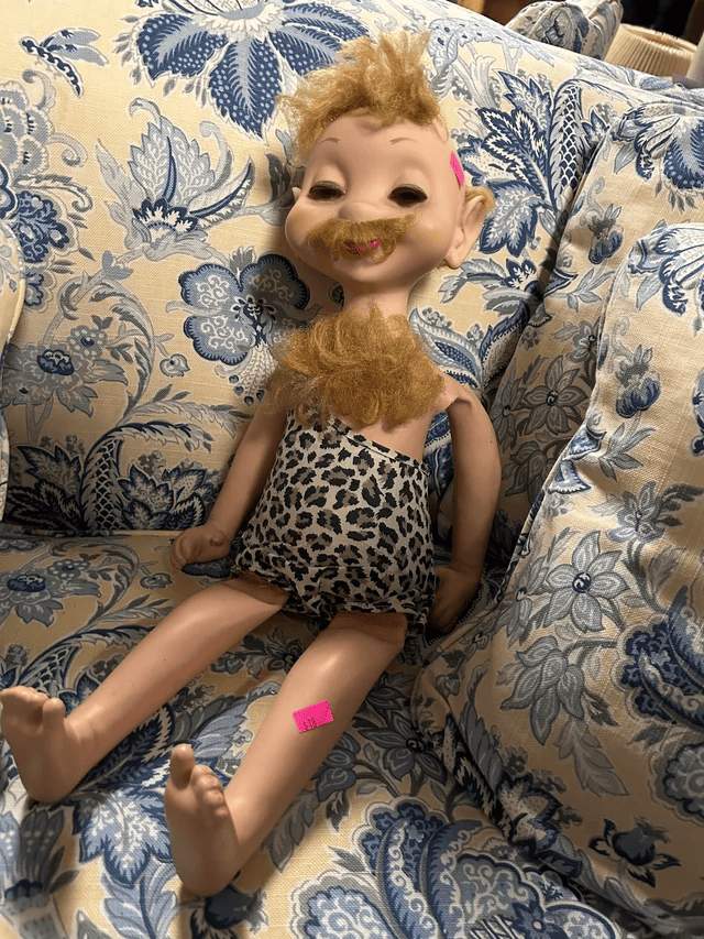 Кукла с усами и волосами на груди из местного секонд-хенда