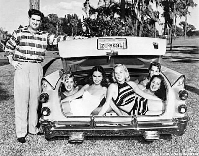 Невероятно вместительный багажник автомобиля Dodge, США, 1957 год. Ширина багажника составляла 1,8 метра.