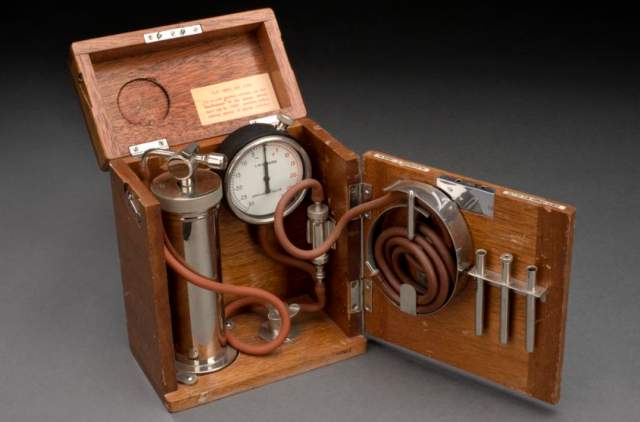 Аппарат пневмоторакса для введения газа в грудную полость с целью коллапса лёгкого, 1901-1930 годы