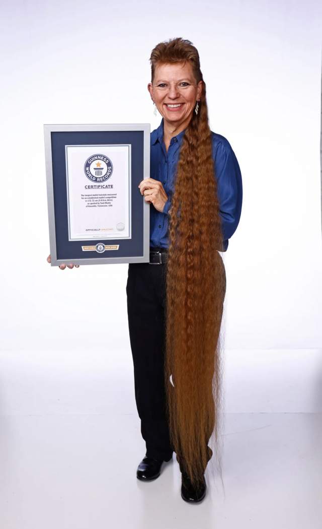 Это Тами Малис — обладательница самой длинной в мире причёски, попавшая в Книгу рекордов Гиннесса