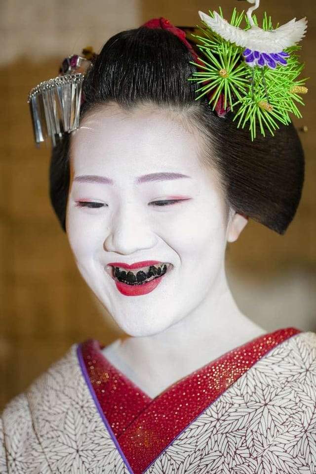 В древние времена в Японии существовала необычная традиция чернения зубов