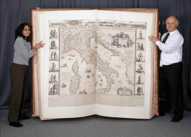 Самая большая в мире книга, высота которой достигает почти 2 метров