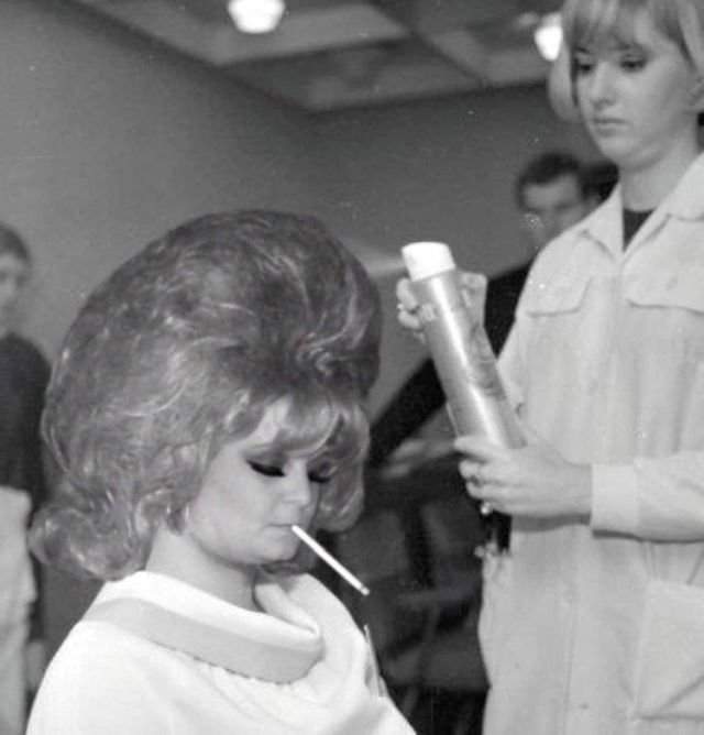 В салоне красоты, 1965 год.