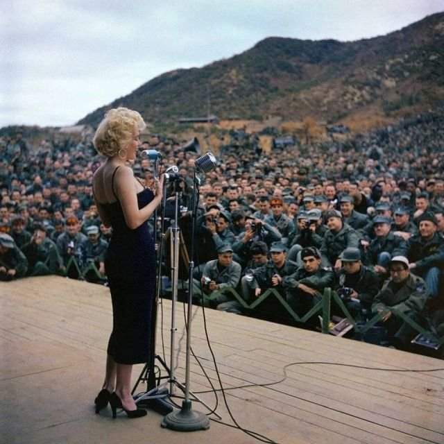 Мэрилин Монро выступает для американских солдат во время войны в Корее, 1954 год.