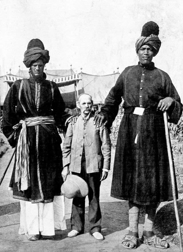 Кашмирские гиганты вместе с путешественником профессором Риклтоном, Индия, 1903 год.