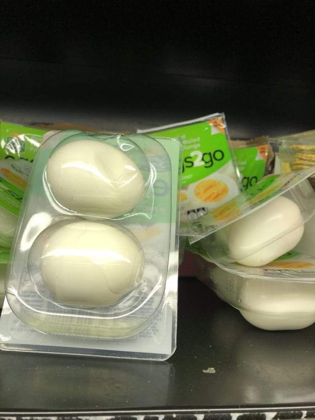 Уже сваренные и очищенные яйца в индивидуальной упаковке