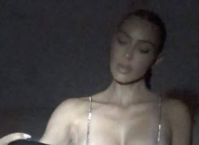 Ким Кардашьян показала серию откровенных снимков в бра от Gucci за 18 тысяч долларов