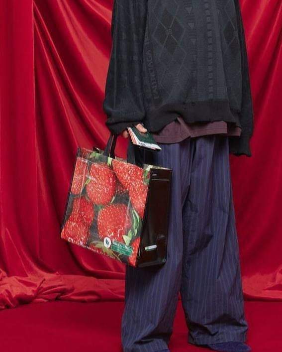 Balenciaga выпустила сумку-тоут за 177 тысяч рублей - в России такие продаются в &quot;Пятерочке&quot;
