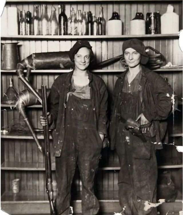 Две сестры, арестованные за самогоноварение во время сухого закона в США, 1921 год.