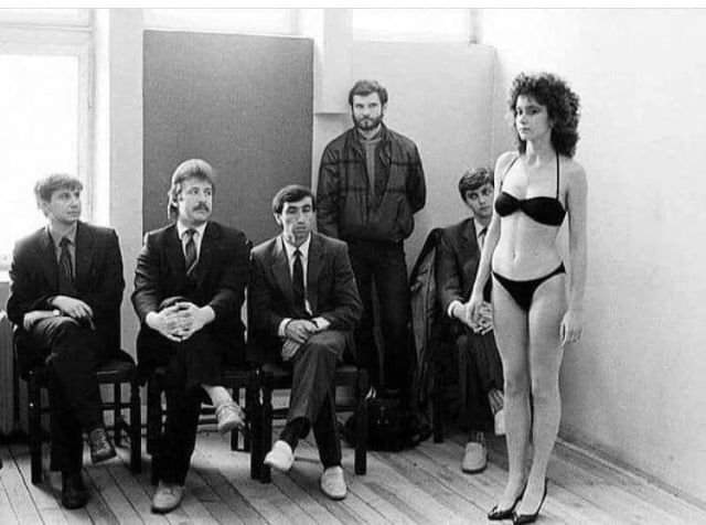 Представители райкома комсомола отбирают участниц конкурса красоты, 1988 год.