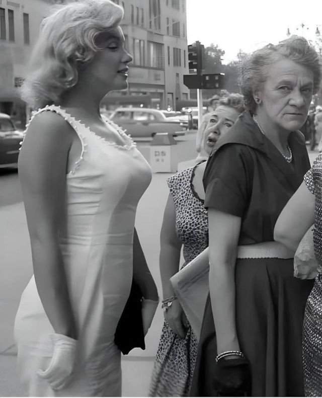 Мэрилин Монро в очереди за хот-догом, Нью-Йорк, 1957 г.