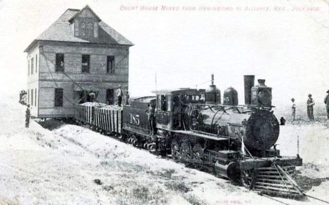 Перемещение здания суда по железной дороге, Небраска, США, 1899 год