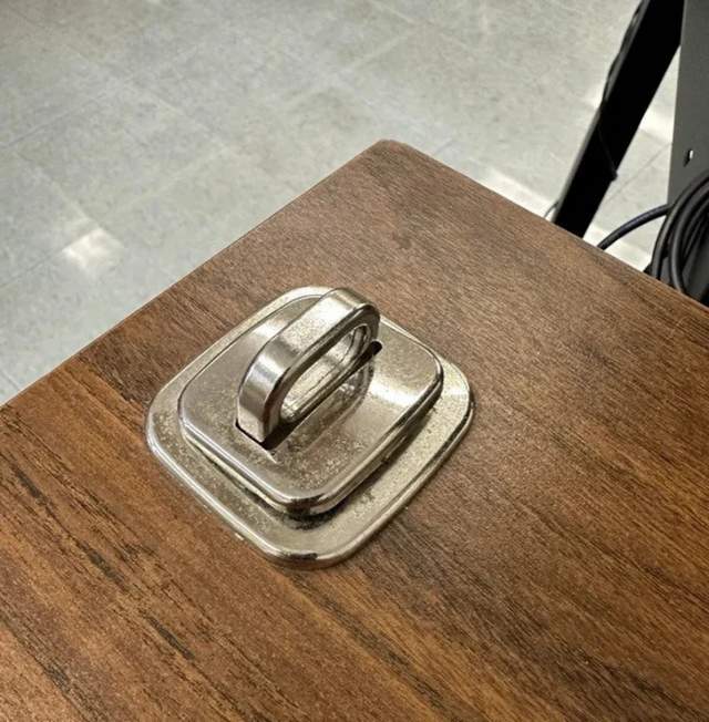 «Что это за металлическая петля, прикрепленная к углу стола?»