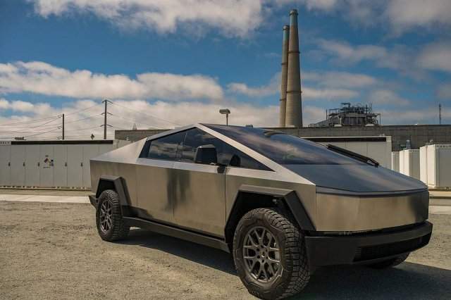 Tesla Cybertruck и DeLorean выглядят как пришельцы