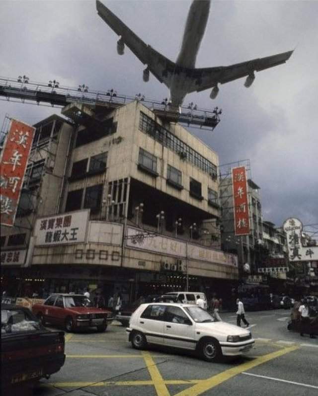 Фотографии из аэропорта Кайтака, который закрыли в 1998 году