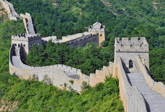 Великая Китайская стена — около 2300 лет