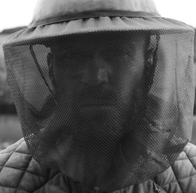 Джейсон Стэйтем показал черно-белые кадры со съемок боевика «Пчеловод»