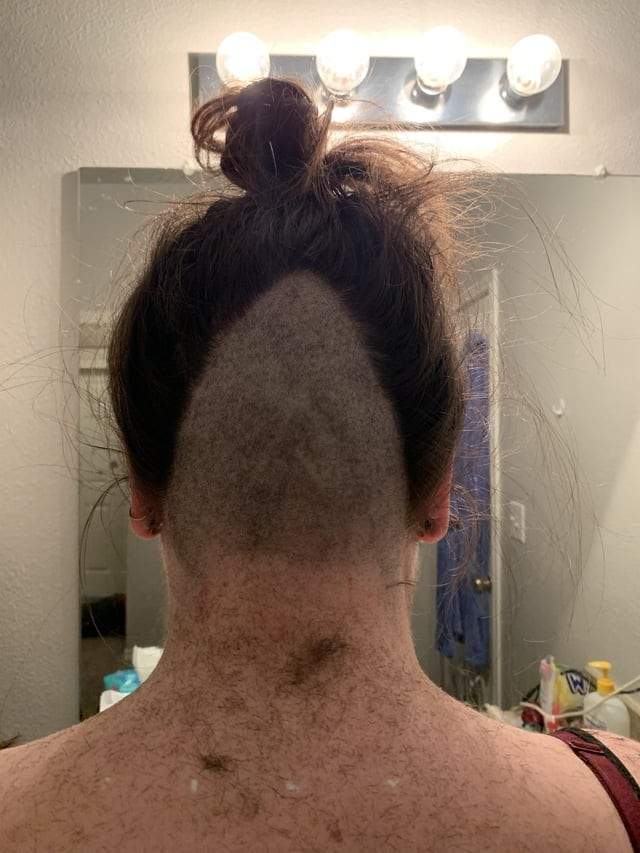 Больше недели моя подруга просила меня подстричь ей волосы... и вот что получилось