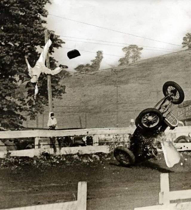 Автогонщик в момент аварии, Вашингтон, 1936 год.