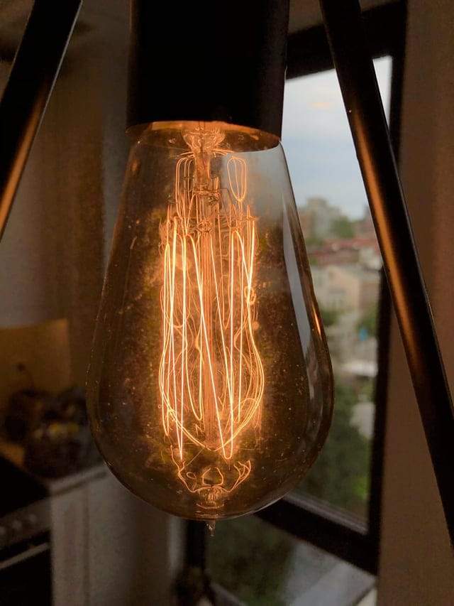 «Я нашёл эту старую лампочку в доме моих бабушки и дедушки. Она сделана в 1902 году, но при этом до сих пор работает»