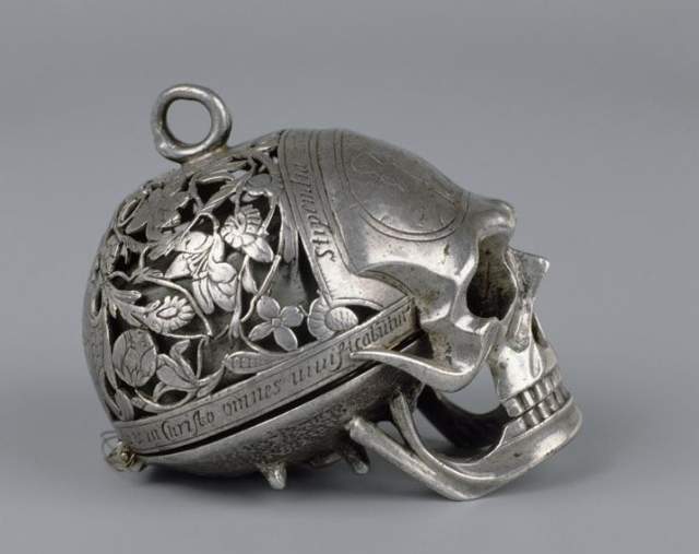 Часы Memento Mori, которые принадлежали Марии, королеве Шотландии, 1500-е годы