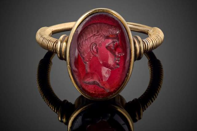 Древнее кольцо с гранатом, которое, вероятно, изображает первого римского императора, 20 год до нашей эры